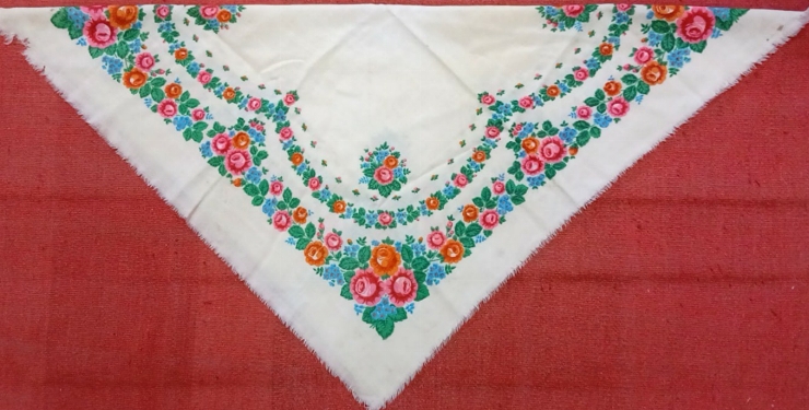 Basmă tradițională cu imprimeu floral policrom