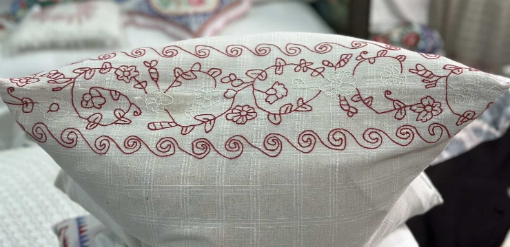 Față de pernă brodată