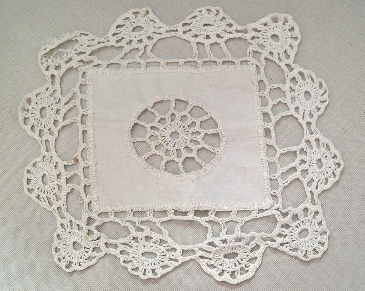 Față de masă mică, Mileu decorativ