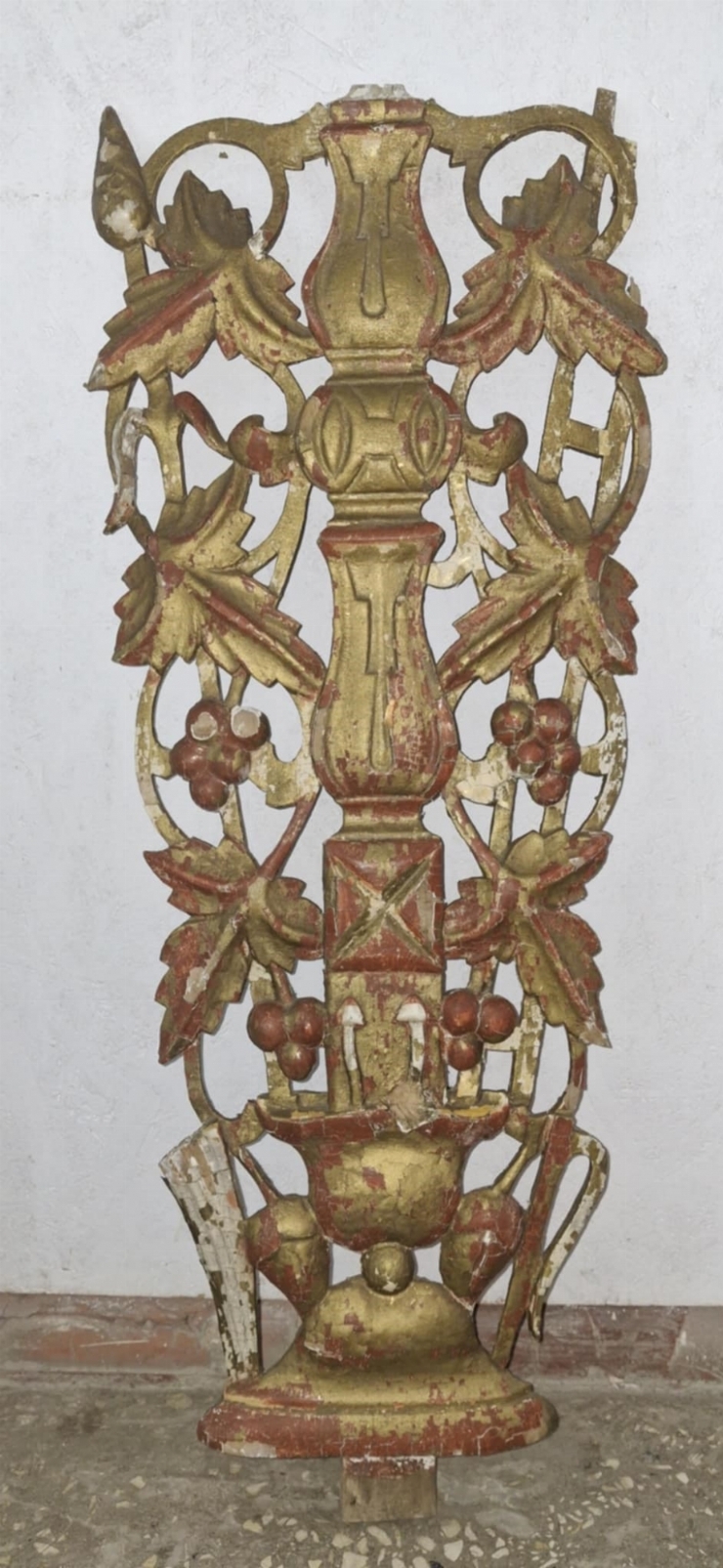 Sculptură,  Element decorativ de pe ușile din altarul bisericii.