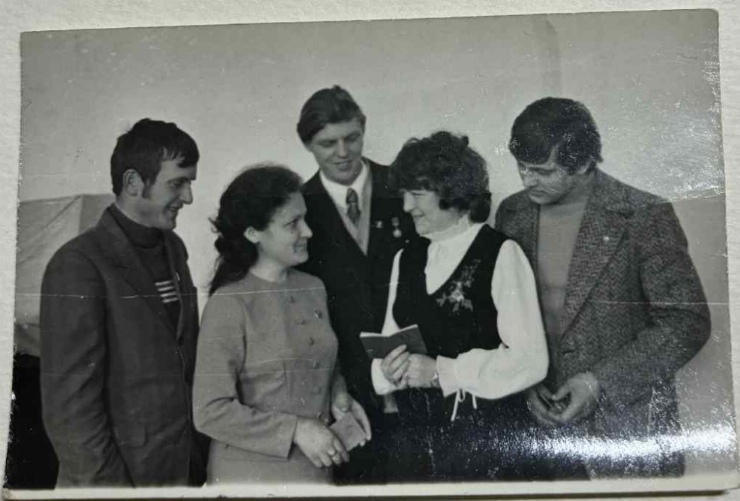 Un grup de comsomiliști cu biletele de comsomoliști