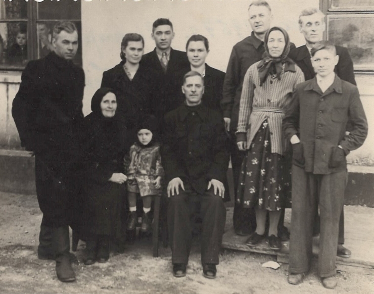 Membrii familiei Copacinschi împreună cu alți basarabeni în deportare