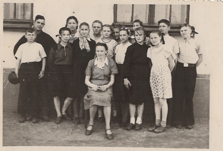 Copacinschi Gheorghe printre elevii clasei a 7-a  a școlii nr. 9 din or. Usolie-Sibirskoe