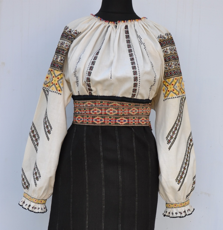 Cămașă încrețită la gât