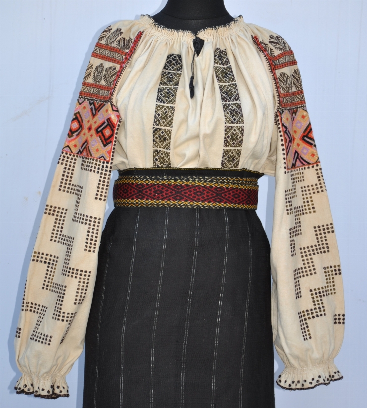 Cămașă încrețită la gât