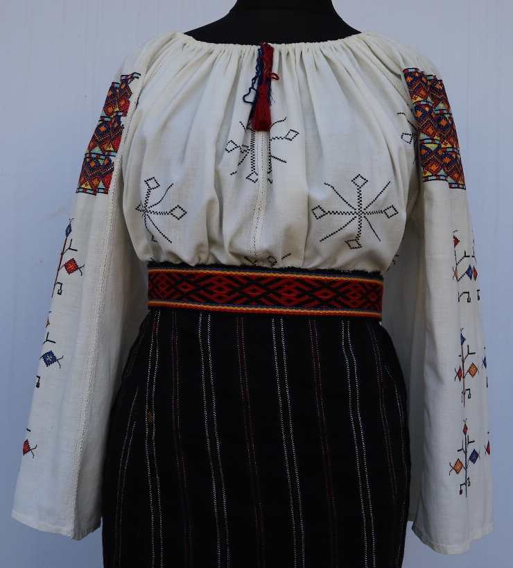 Cămașă încrețită la gât