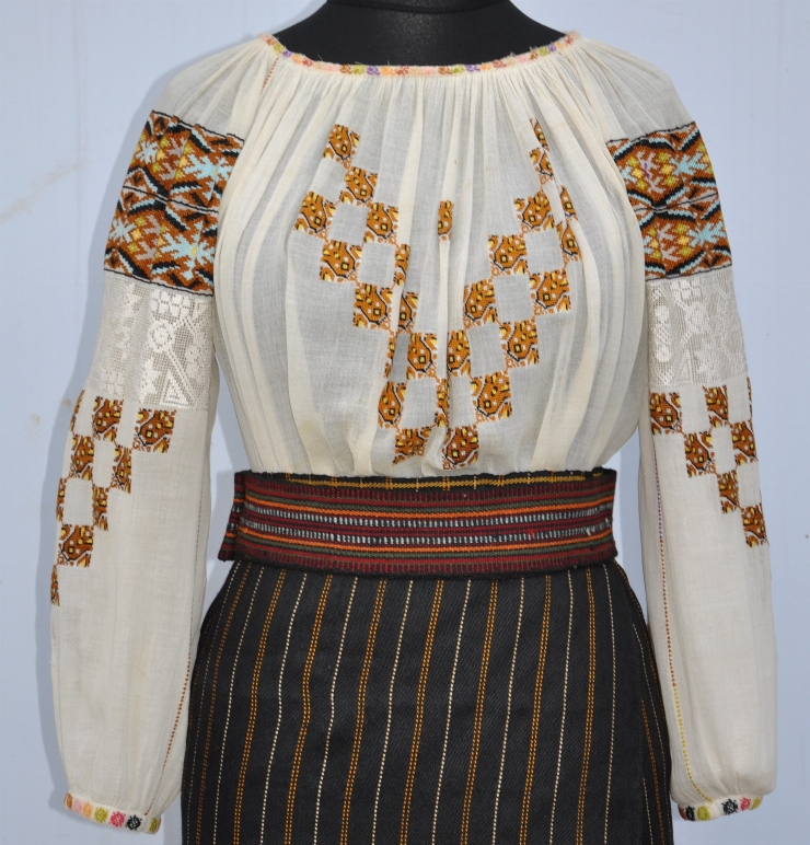 Cămașă încrețită la gât