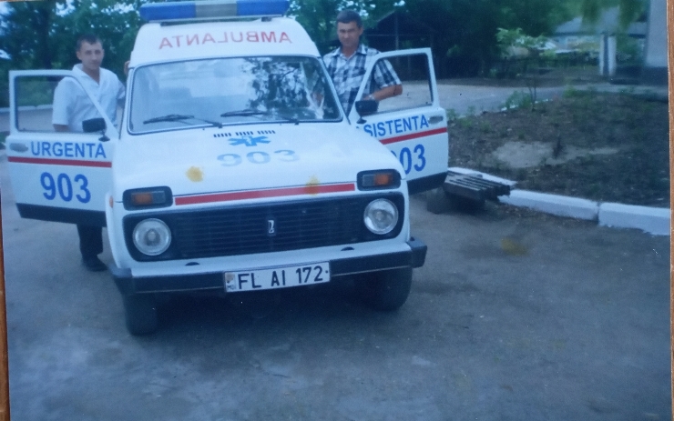 Mihai Bisericanu lângă ambulanță