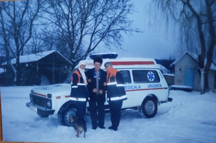 Dumitrașcu Constantin lângă ambulanță