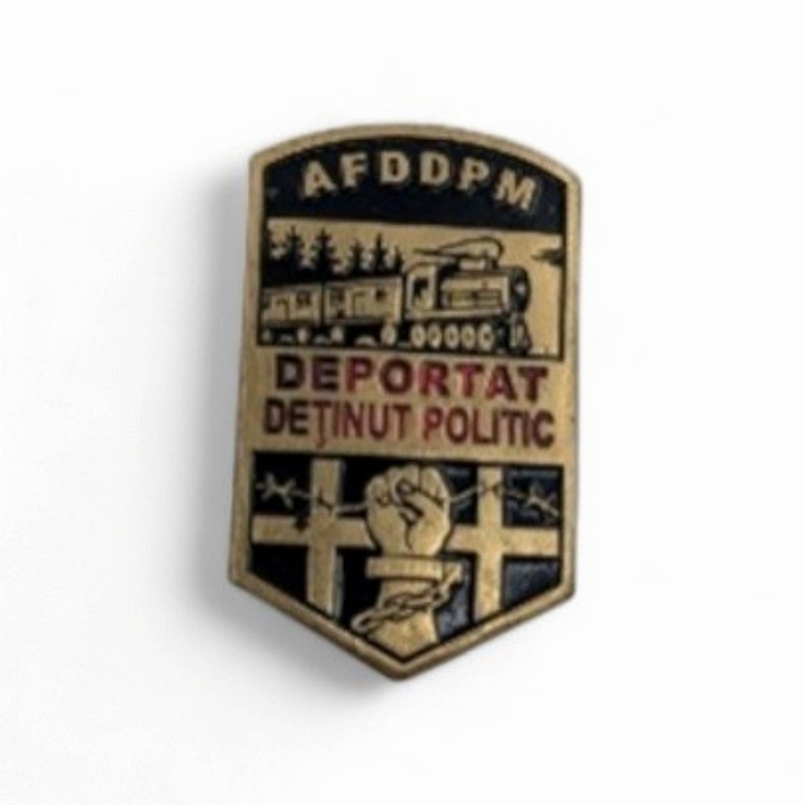 Insignă ,,AFDDPM” – Asociația Foștilor Deportați și Deținuți Politici din Moldova               