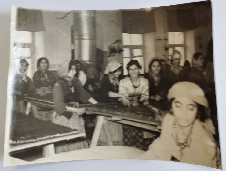 Fotografie a uniu grup de romi la locul de munca