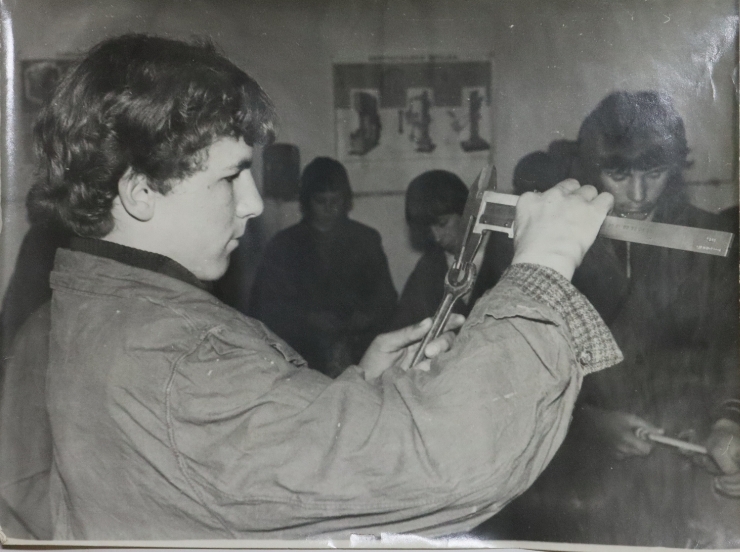 Școala profesională N -26,or.Edineț.Studentul Rusnac F. în timpul  orei practice.                ...