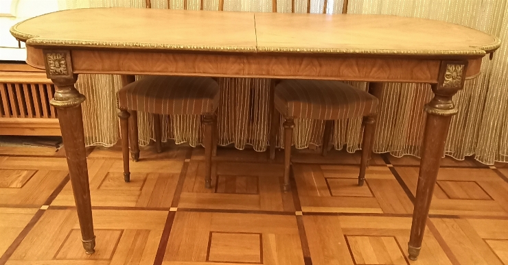 Masă din lemn natural pentru sufragerie