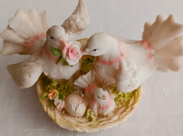  Statuetă ,,Hulubași în cuib cu puișorul lor”