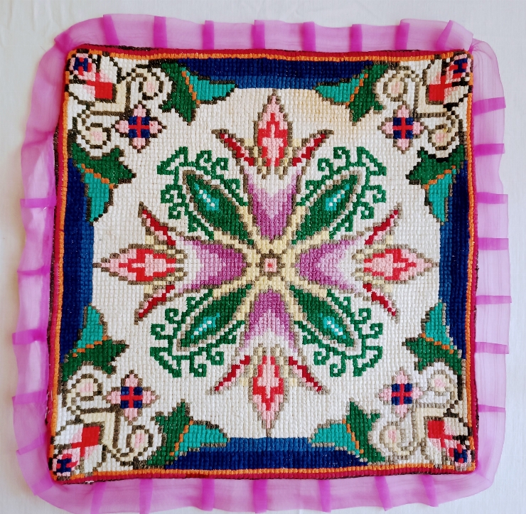 Ocupații casnice.   Broderie.   Față de pernuță