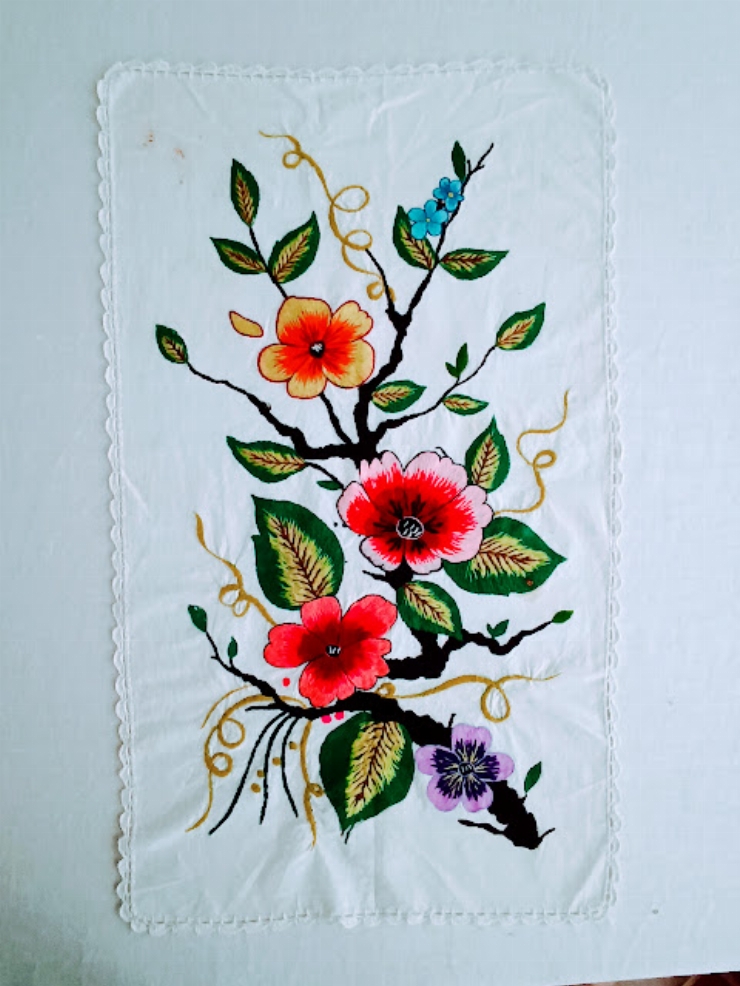    Broderie.   Ramură   de   pom   înflorit