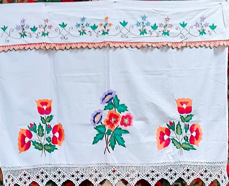  Obiecte  de  interior.  Perdele  brodate  la  ferestre