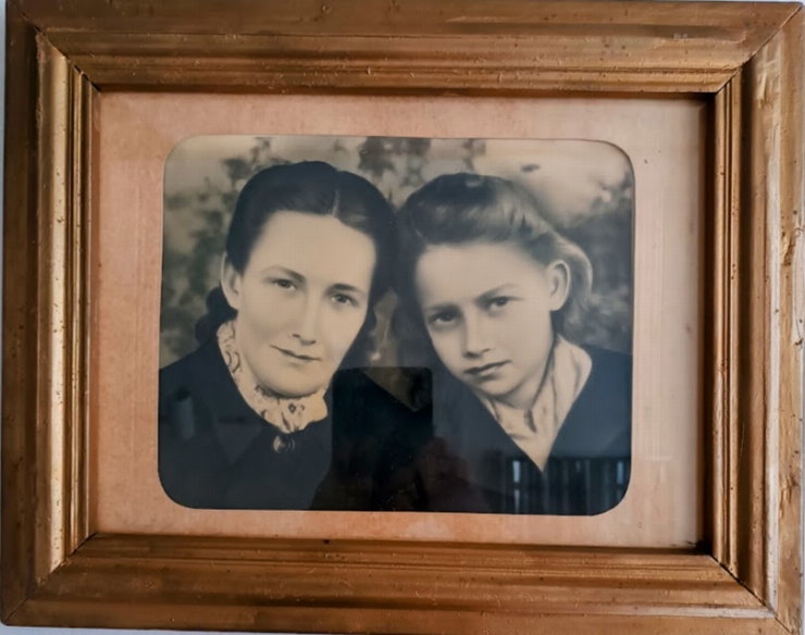 Fotografie  de  portret.  Ana  Balan  cu  fiica   Aglaida