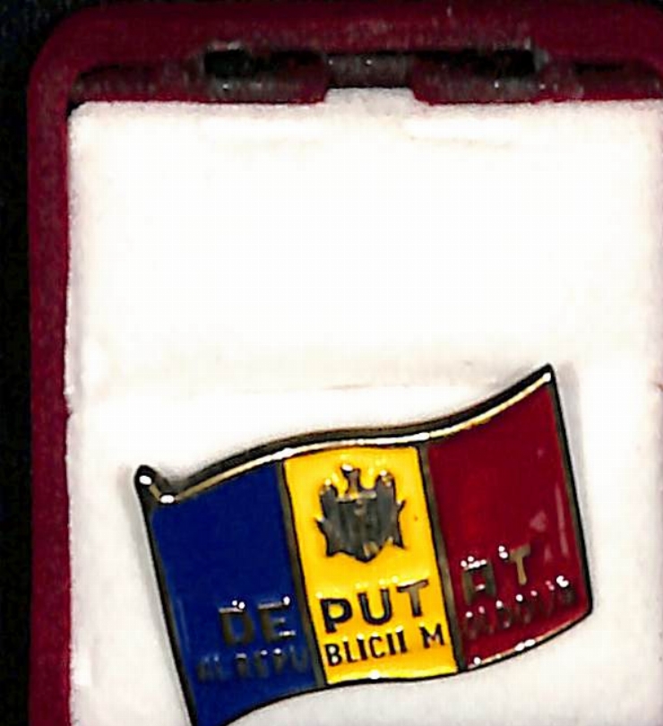 Insigna Deputat al Republicii Moldova. 