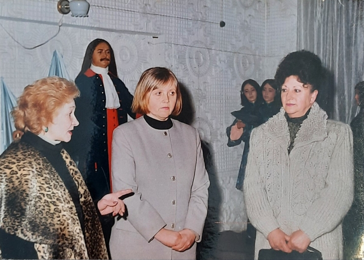 O discuție după vernisajul expoziției Muzeului Figurilor de Ceară   