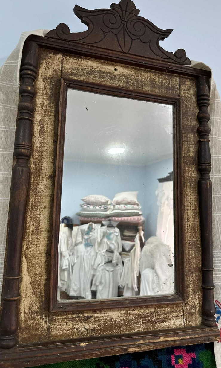 Oglindă în ramă ornamentată