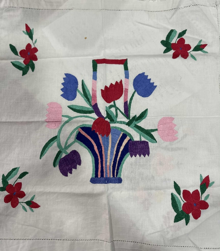 Cusutură decorativă „Coș cu lalele”