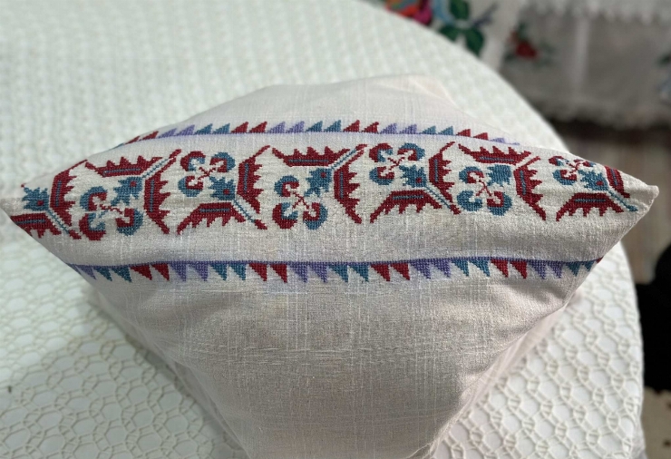 Față de pernă brodată