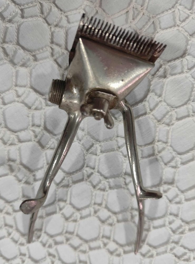 Mașină de tuns manuală