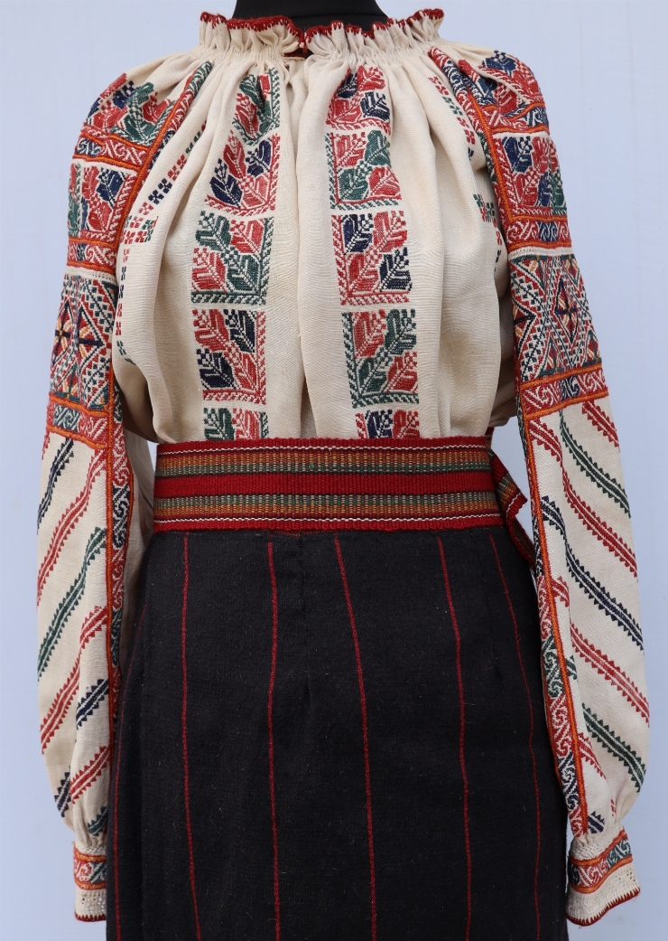 Cămașă încrețită la gât