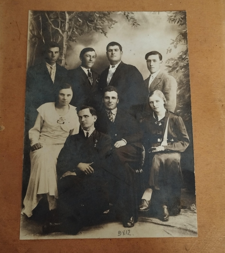 Foto în grup, participanții cercului dramatic din Cosăuți din 1937.