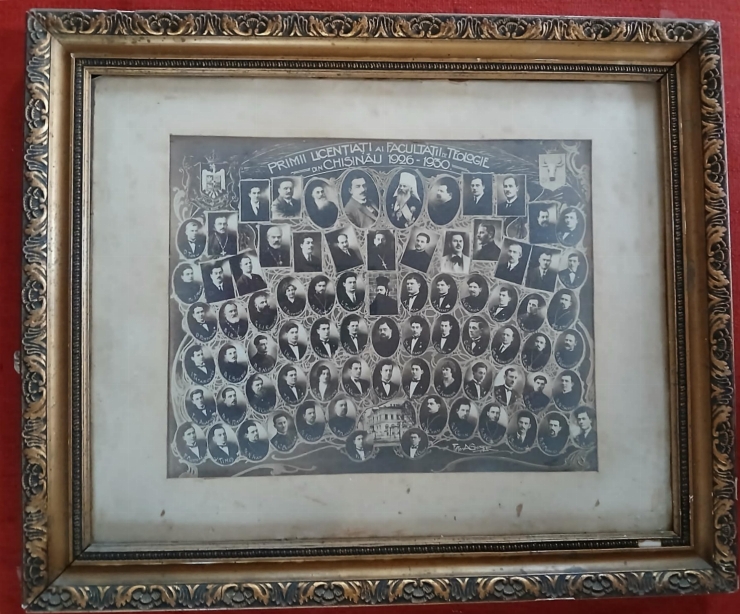 Fotografie originală – Primii licențiați ai Facultății de Teologie din Chișinău (1926–1930)